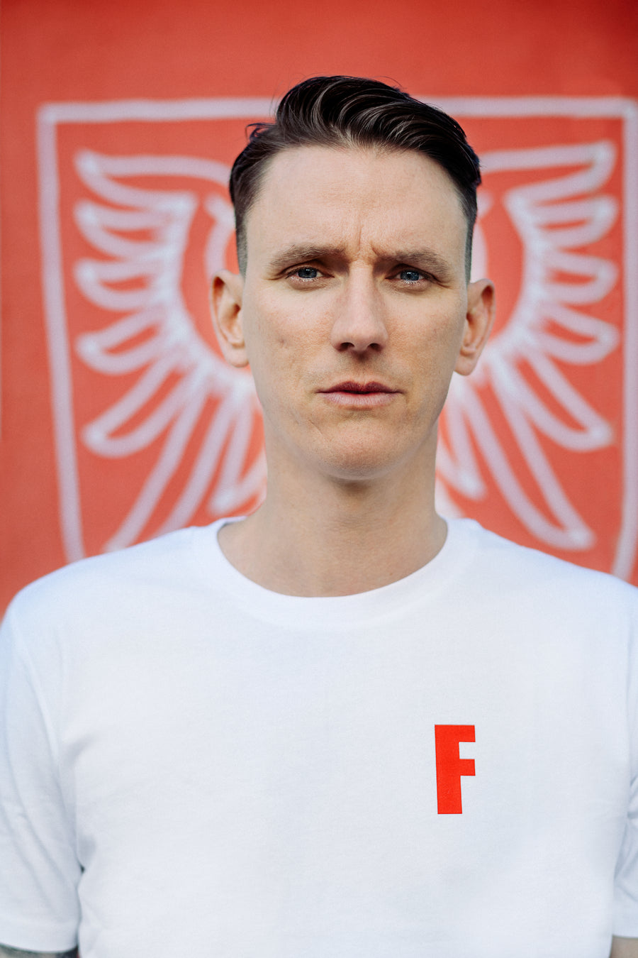 Rotes F-Shirt