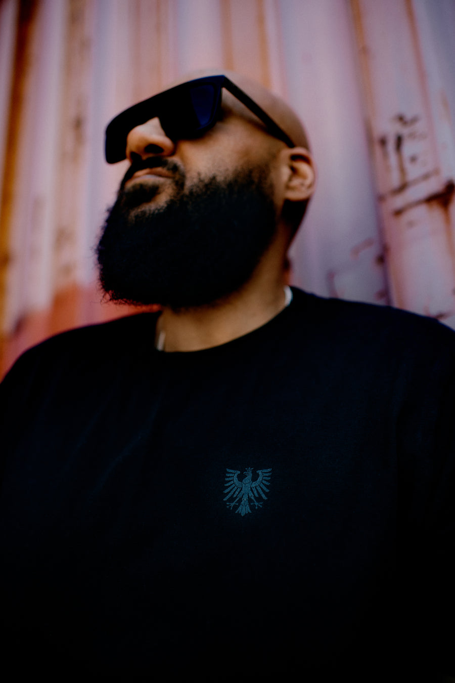 Black in black FFWL-Shirt minimalistisch
